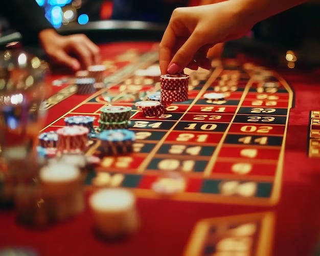Live Roulette table with dealer and betting interface on asiatogel88 top mobile app